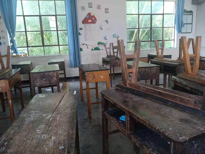 小小课桌椅折射农村教育设备大变化